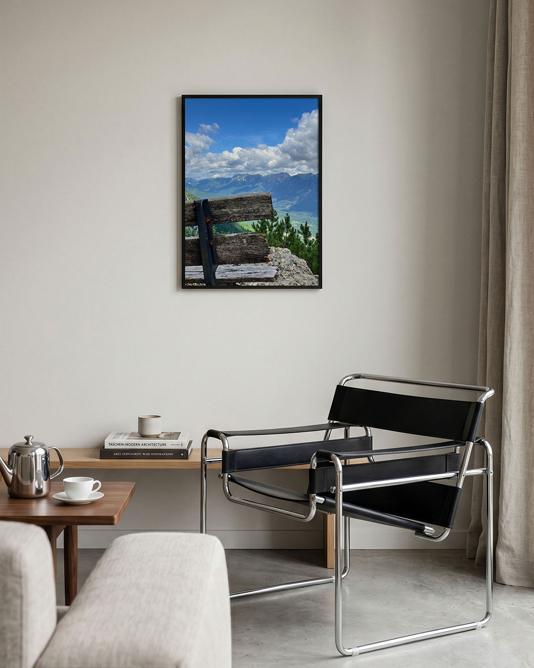 Berglandschap poster – tweede productweergave – deze poster toont een houten bankje met een adembenemend uitzicht op bergen