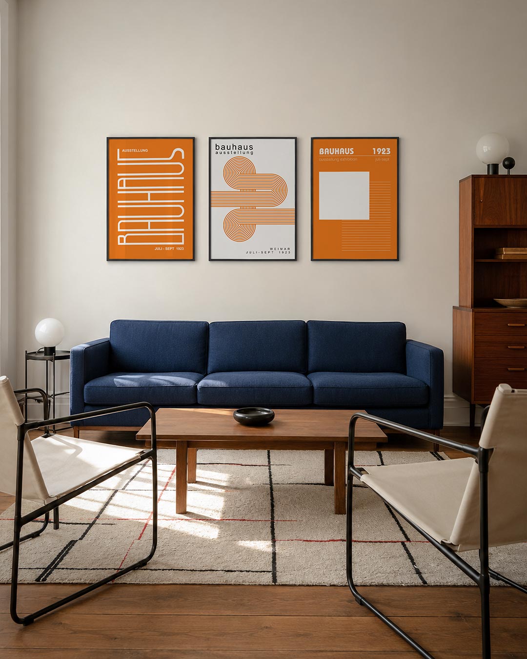 Lijnen en kleurvlakken driedelige posterset – een levendige oranje achtergrond met witte, vloeiende lijnen die een speels