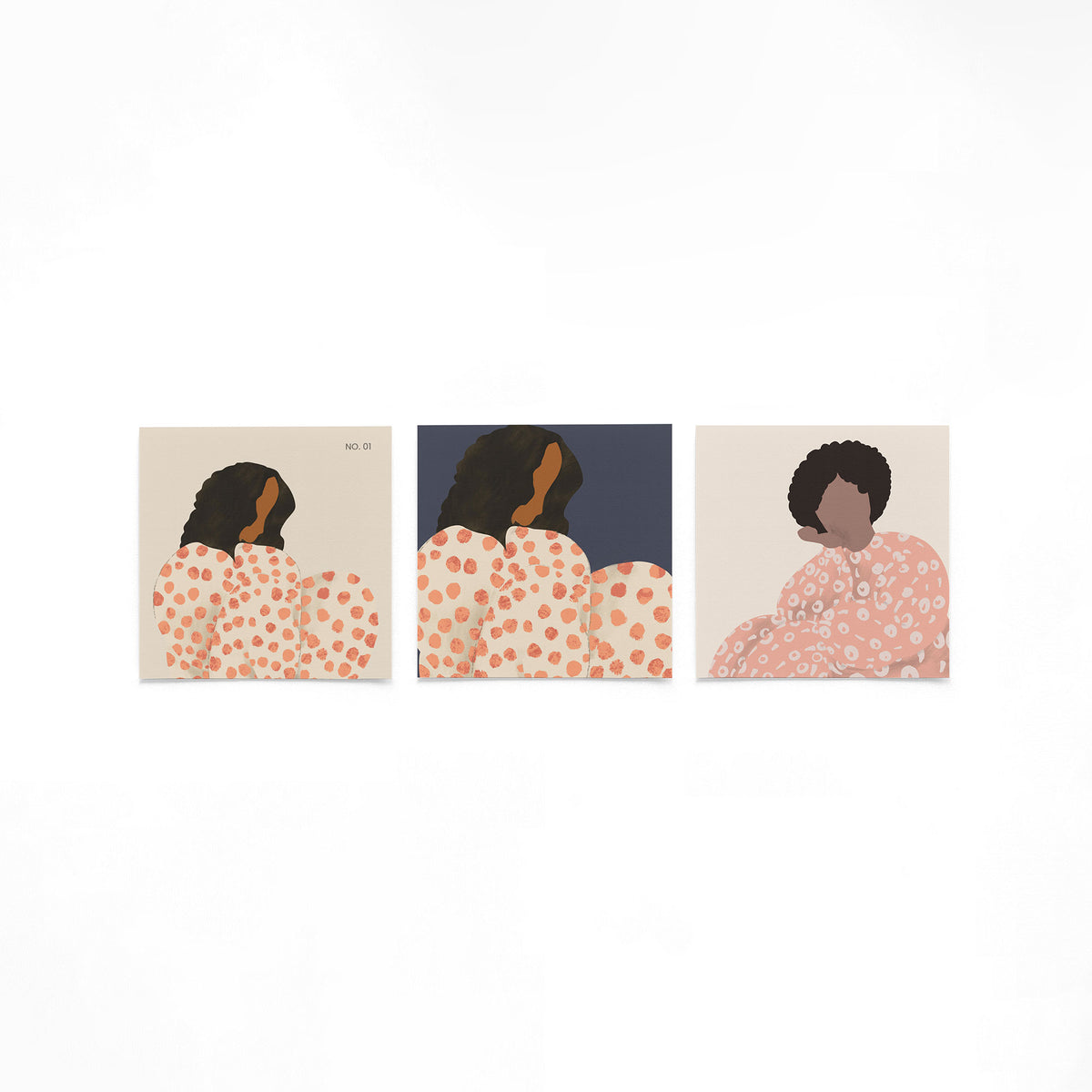 Drie vierkante posters met portretten met stippen op een gebroken witte achtergrond