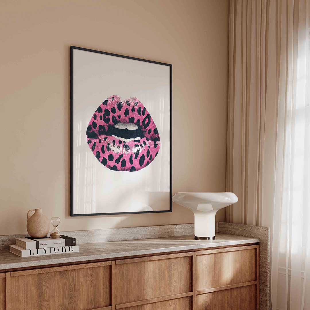 Roze lippen met stippen – kleurrijke Pop Art poster in staand formaat