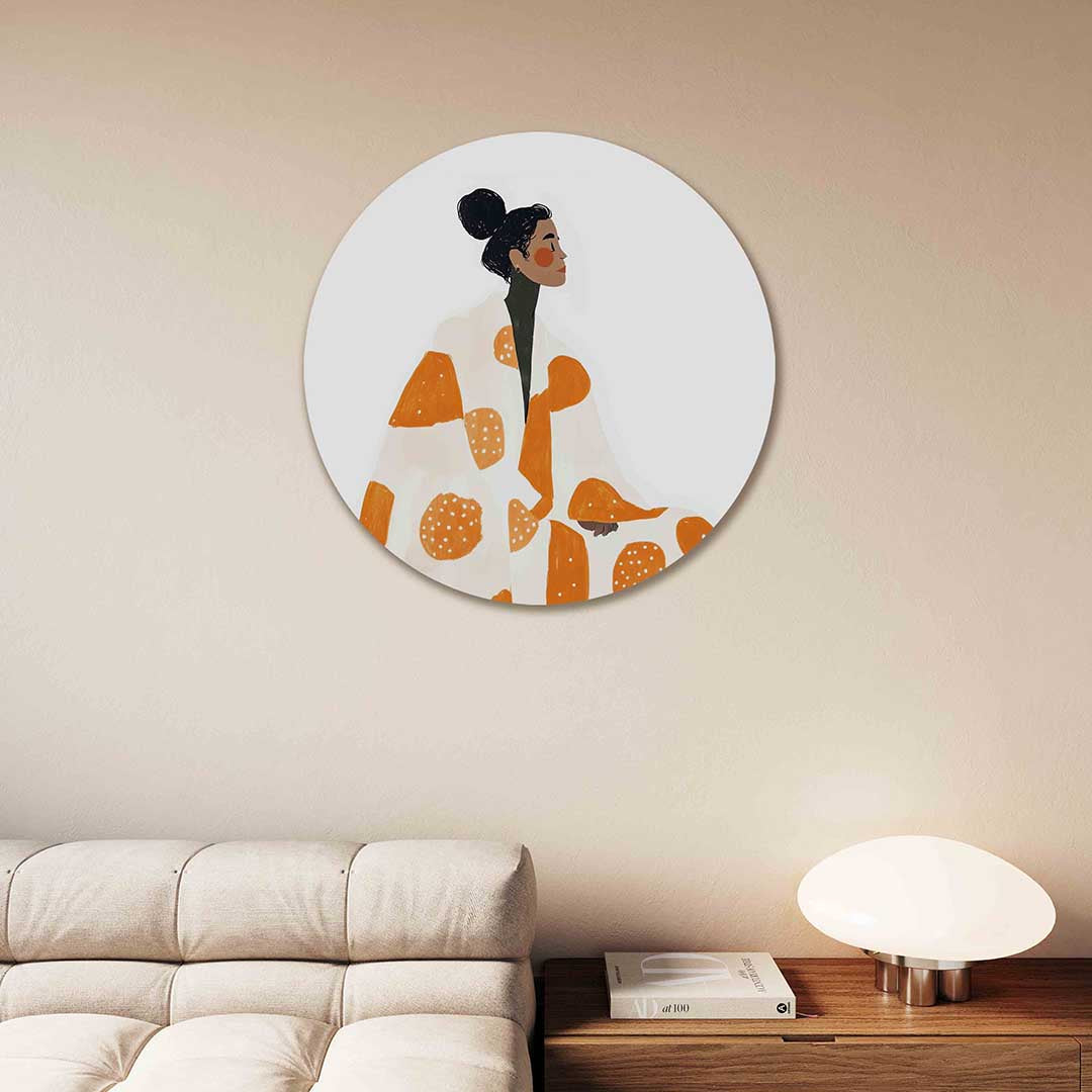 Vrouw met oranje patroon – moderne abstracte muurcirkel voor aan de muur