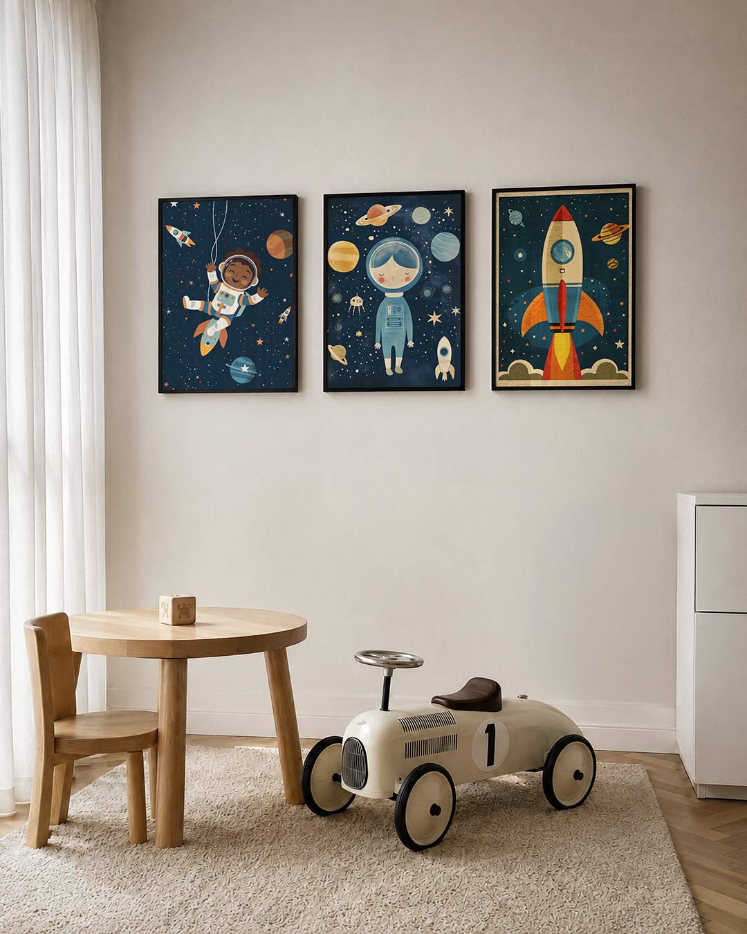 Ruimteavontuur posterset – tweede productweergave – een vrolijke astronaut zweeft tussen sterren en planeten
