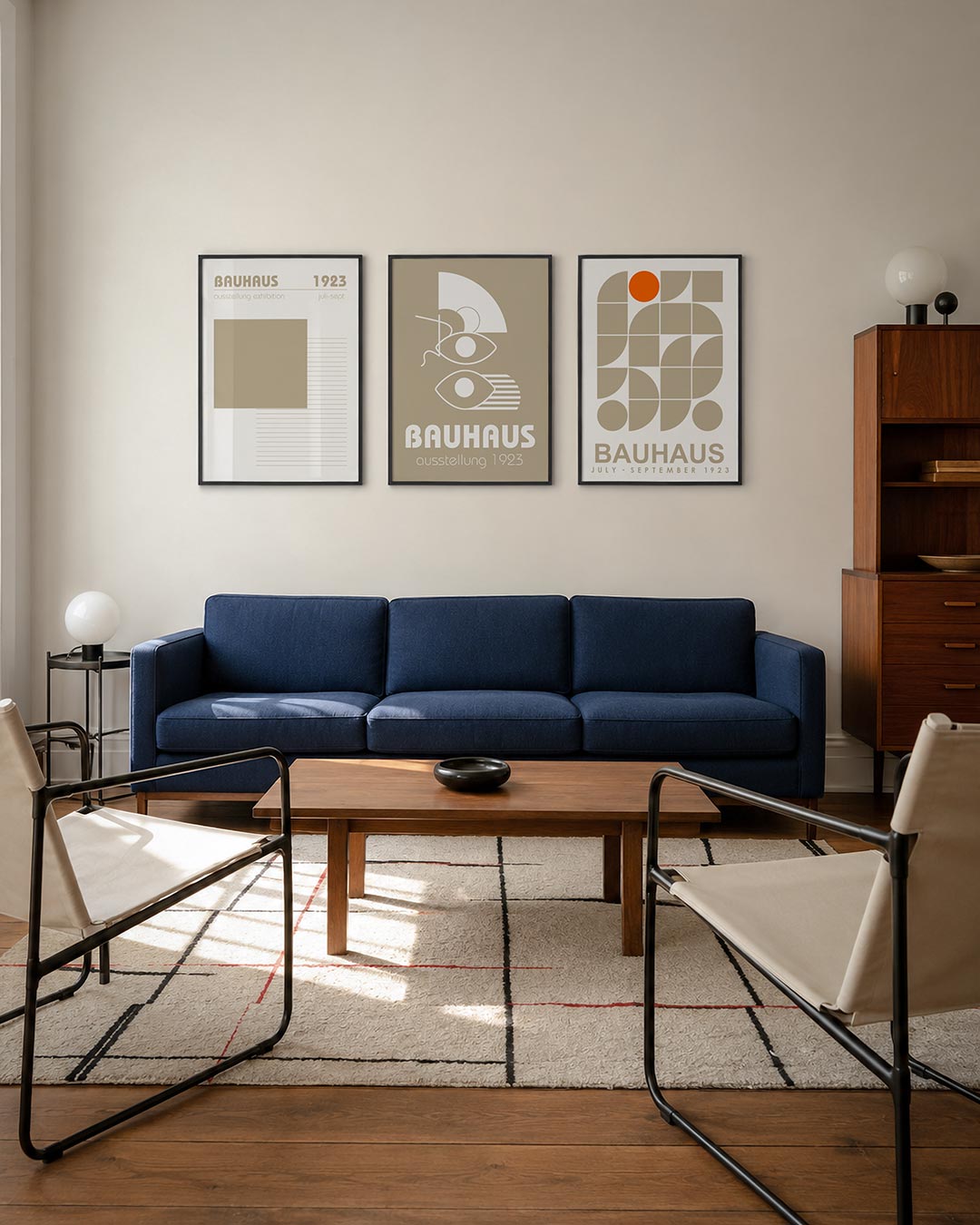 Vorm en lijnen driedelige posterset – deze posterset in drie delen toont een groot beige vlak naast fijne horizontale lijnen.