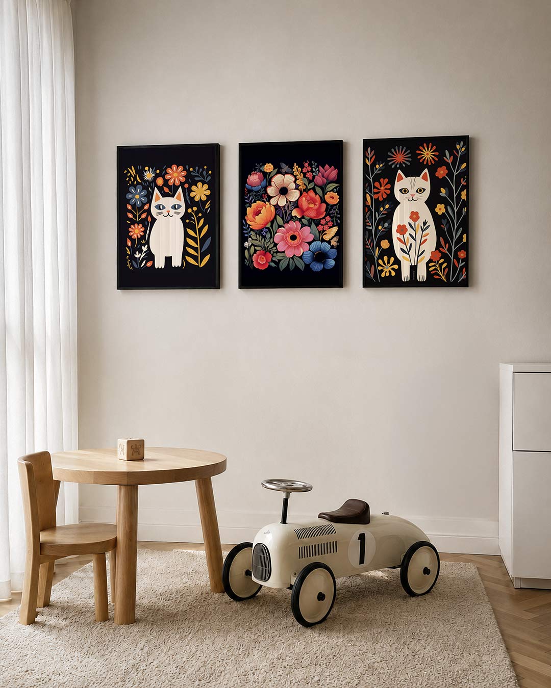 Kleurrijke kat en bloemen posterset – tweede productweergave – een speelse kat omringd door levendige bloemen in blauw,