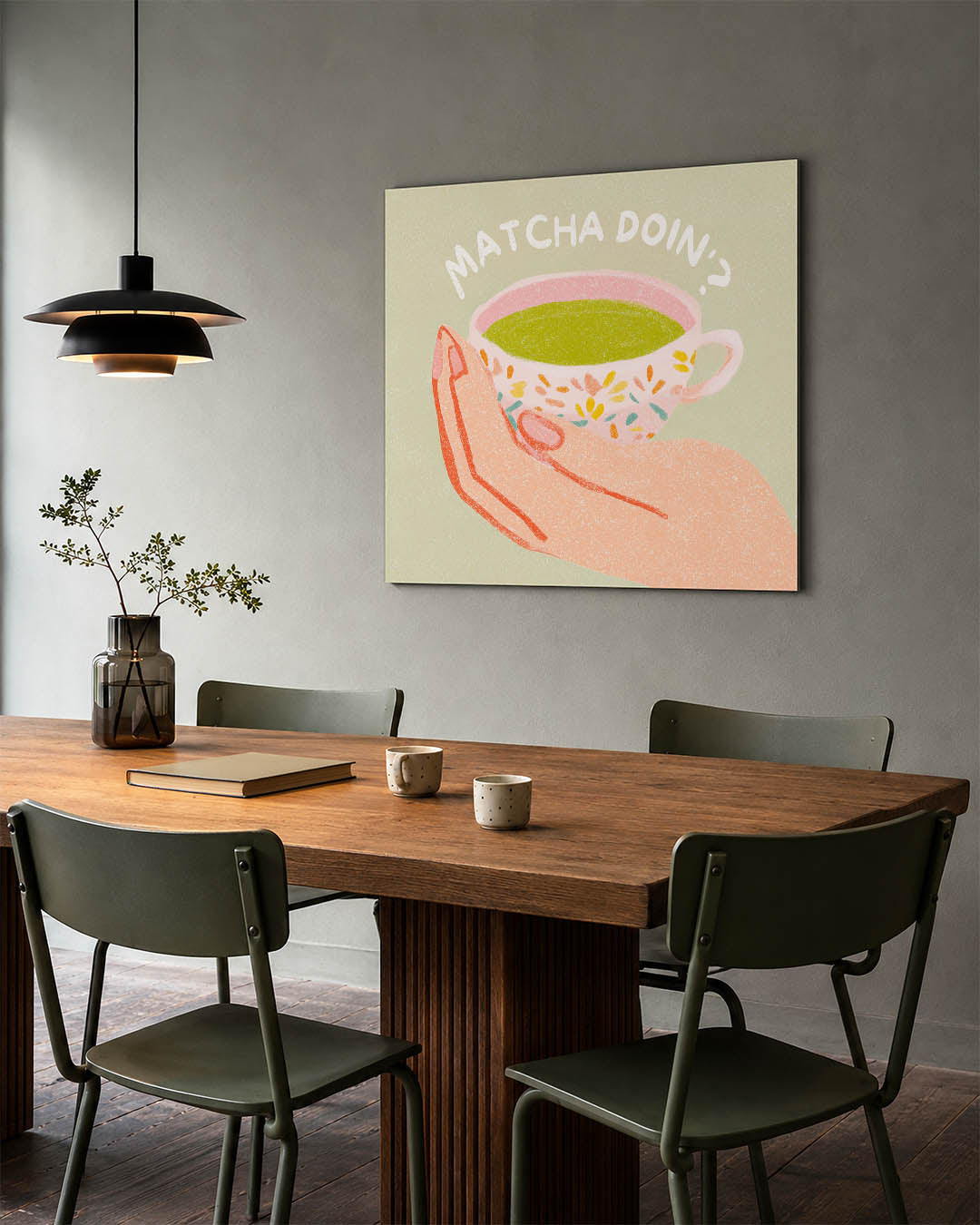 Vrolijke theekop illustratie kunstwerk – tweede productweergave – een hand houdt een kleurrijke kop met groene drank vast. De