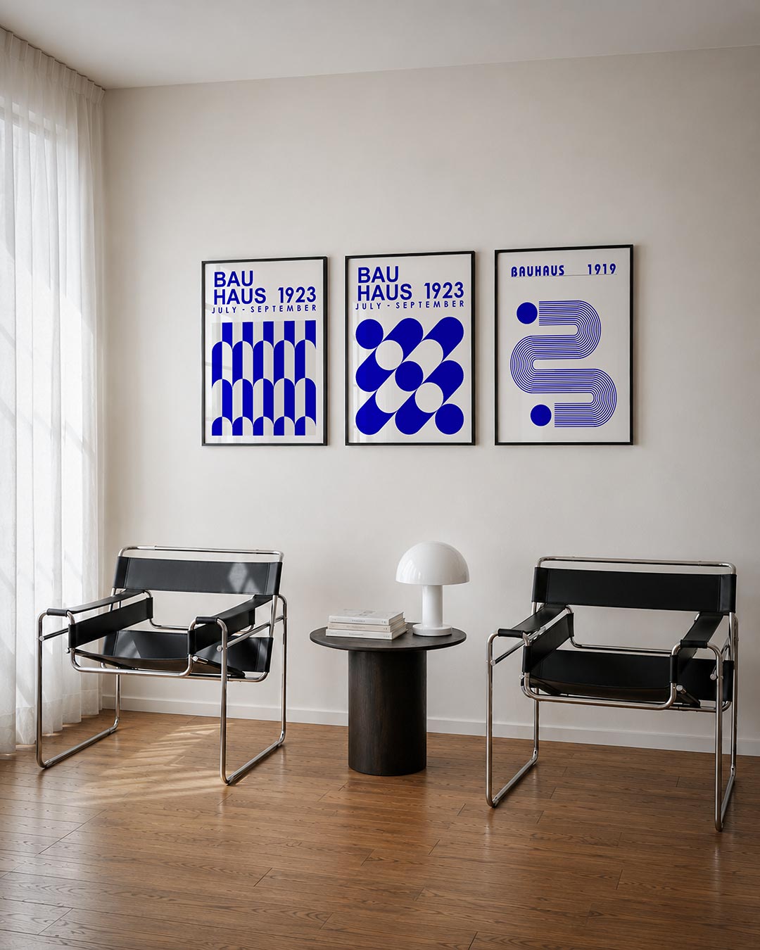 Kleurvlakken en lijnen driedelige posterset – deze posterset in drie delen toont een ritmisch spel van blauwe en witte bogen