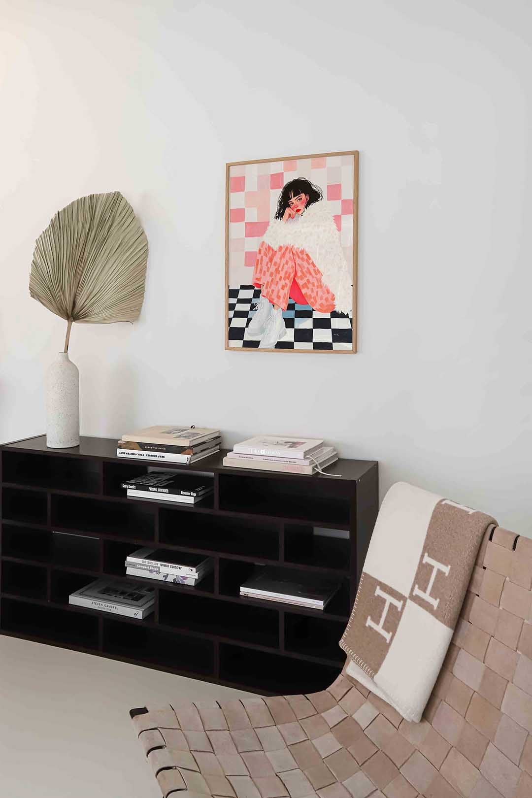 Vrouw met bontjas – staande moderne wanddecoratie van WallArtistic