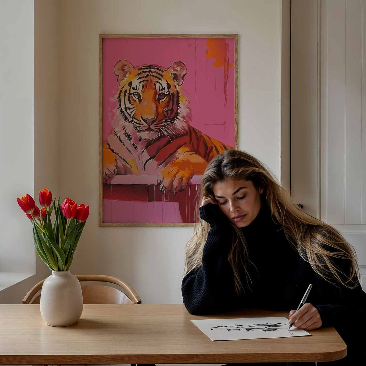 Vrolijke Tijger op Roze Achtergrond – staande dieren wanddecoratie van WallArtistic