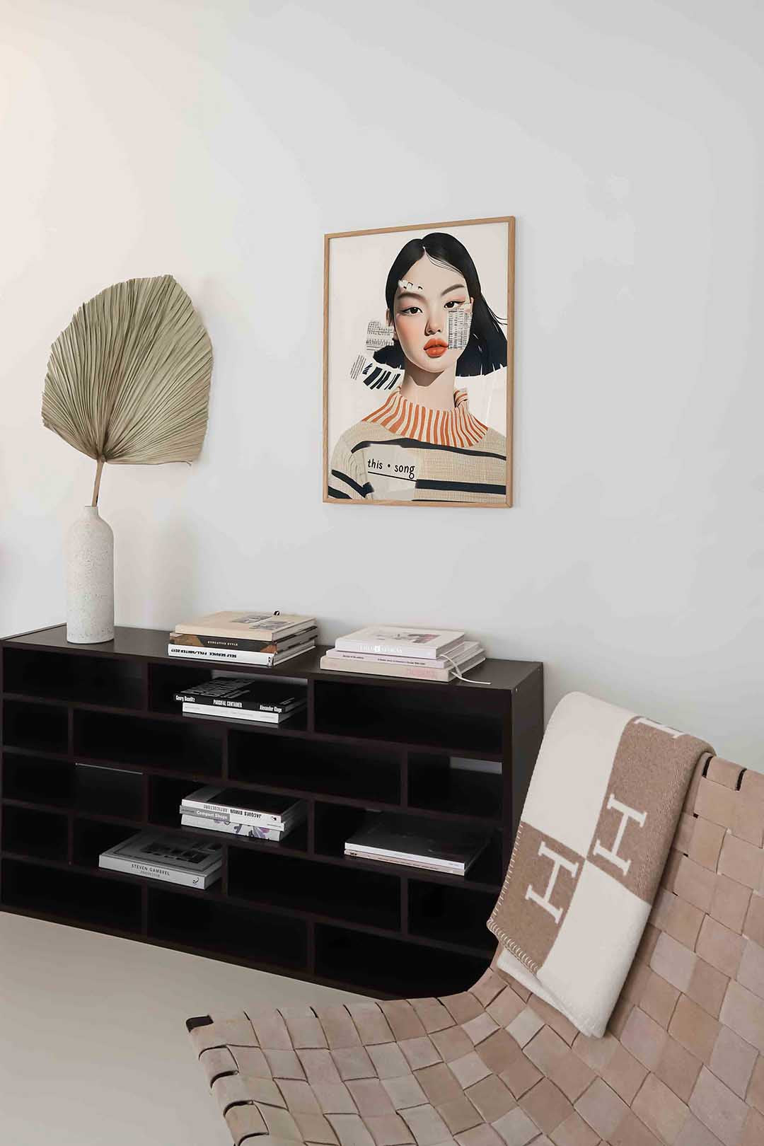 Vrouw met tekst en muziek – staande moderne wanddecoratie van WallArtistic