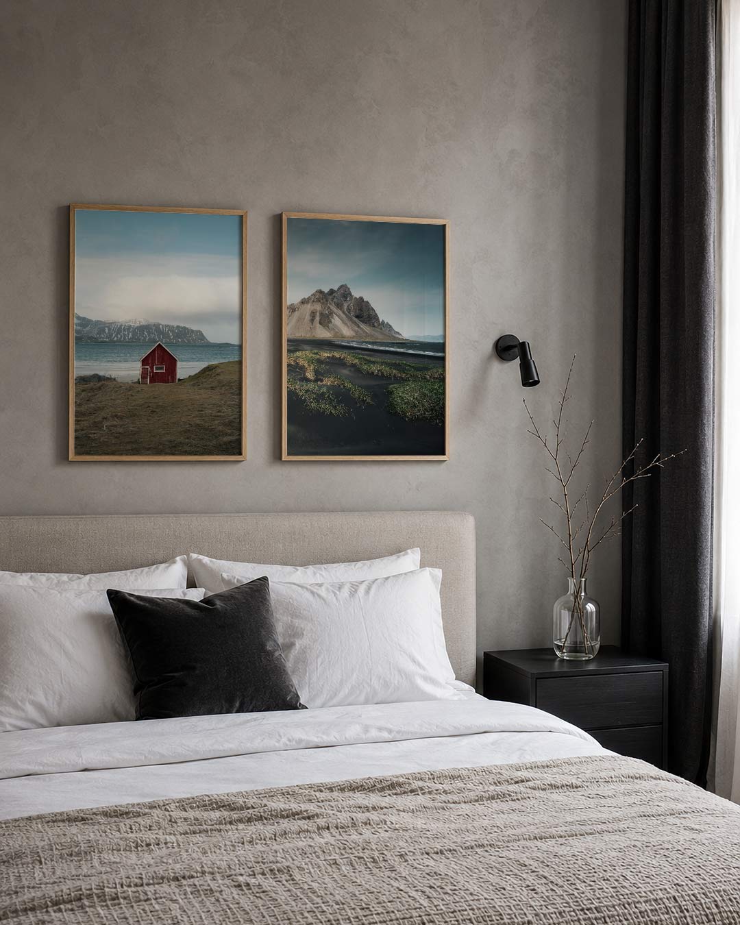 Rustieke huisje posterset – derde productweergave – een rood huisje staat centraal met een achtergrond van bergen en zee. De
