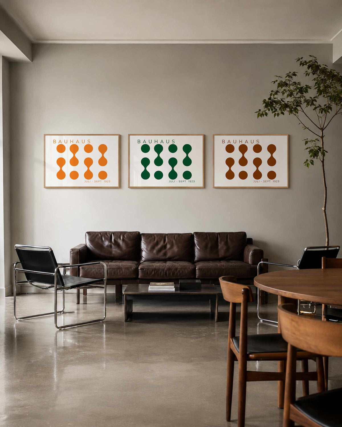Interieurmockup van drieluik landscape-posterset met oranje groene cirkels