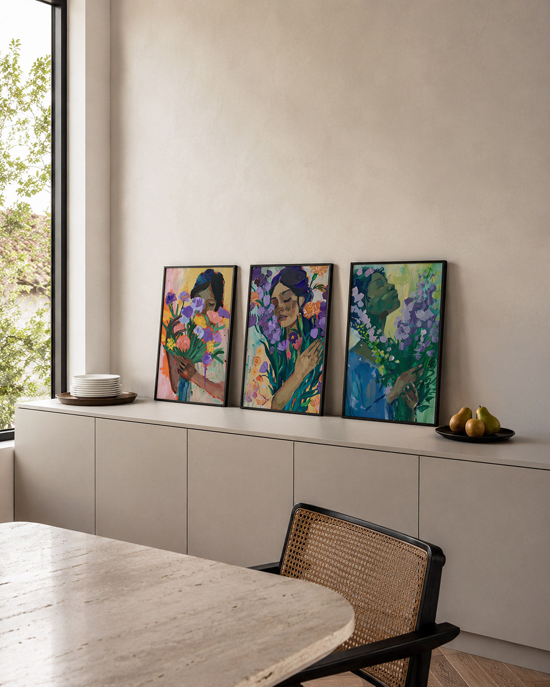 Bloemrijke harmonie posterset – detailweergave – een vrouw omarmt een kleurrijk boeket