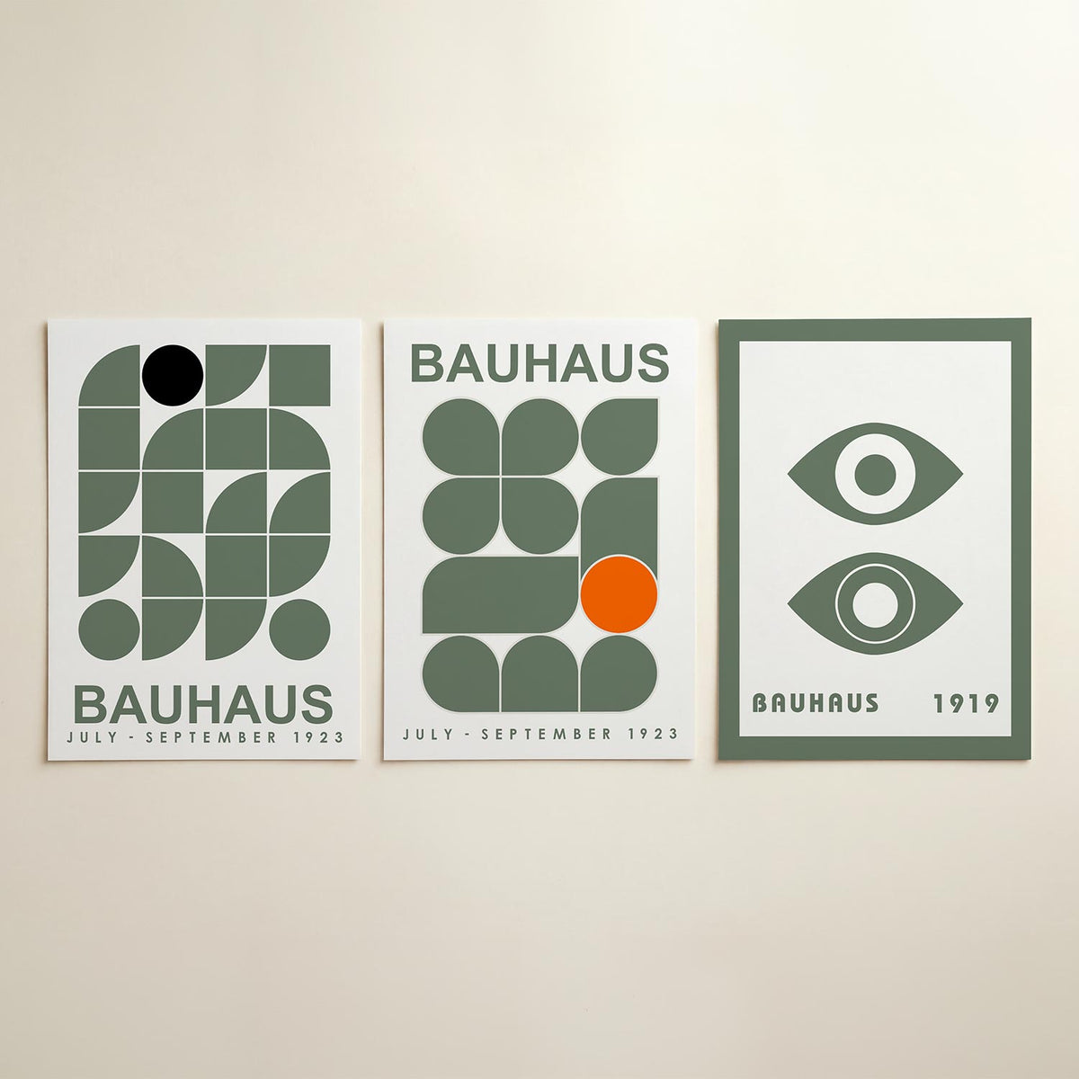 Vorm en kleurenspel driedelige posterset in interieur