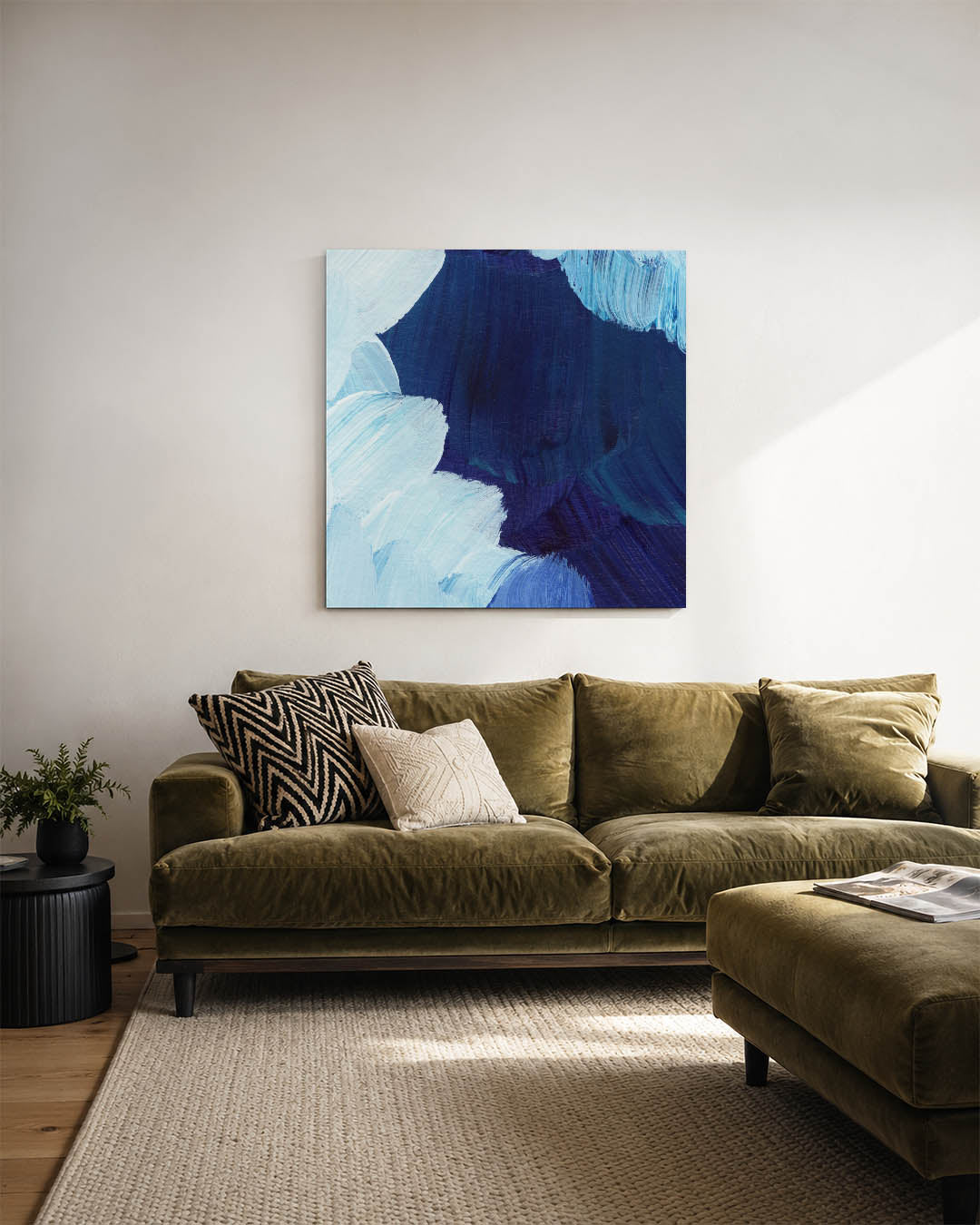 Dynamische blauwtinten kunstwerk – sfeerbeeld – dit werk toont vloeiende penseelstreken in verschillende blauwtinten. De