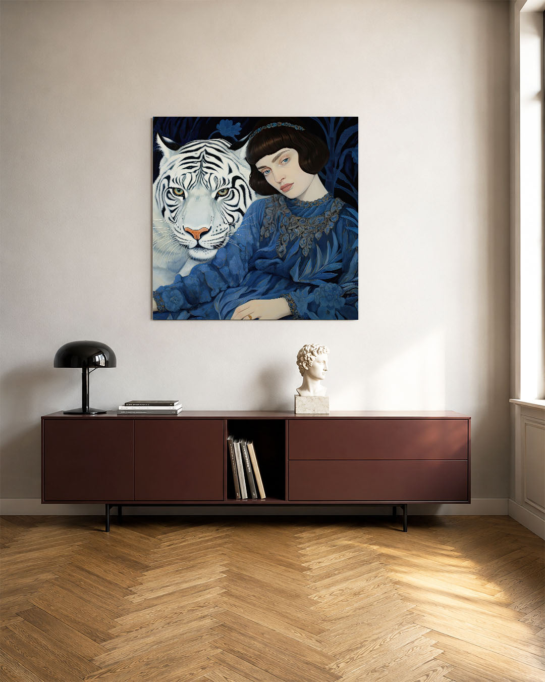 Dromerige tijger kunstwerk – tweede productweergave – dit kunstwerk toont een vrouw in een blauwe jurk naast een witte