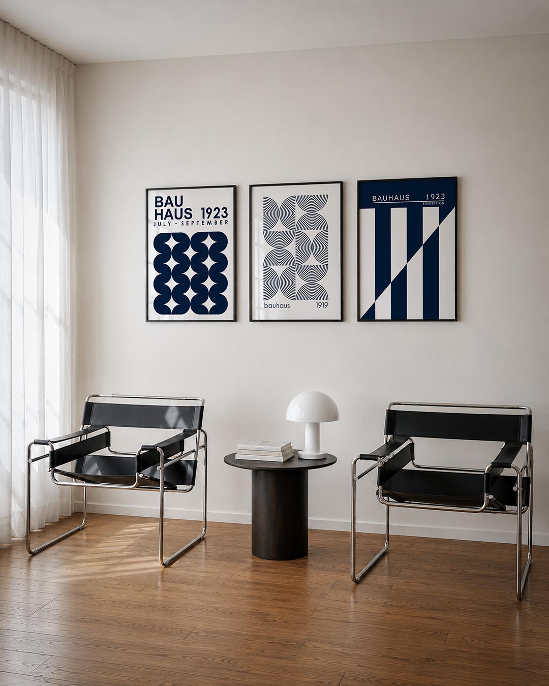Vorm en balans driedelige posterset – donkerblauwe halve cirkels vormen een ritmisch patroon op een witte achtergrond.