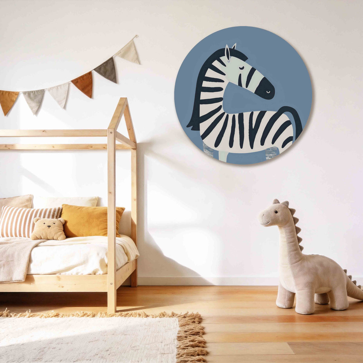 Zebra op blauwe achtergrond Muurcirkel – tweede productweergave – Een zebra met zwarte en witte strepen staat op een blauwe
