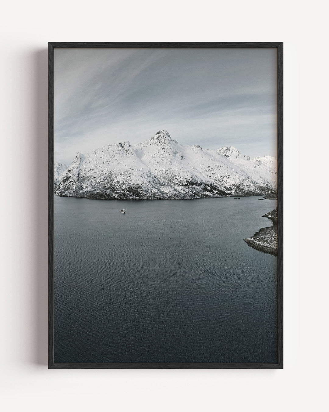 Sereen berglandschap poster – portret wanddecoratie – een kalm wateroppervlak omringd door besneeuwde bergen onder een