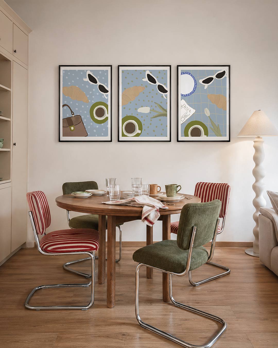 Ontbijt en accessoires driedelige posterset – een luchtige compositie met een croissant, zonnebril, tas en kop