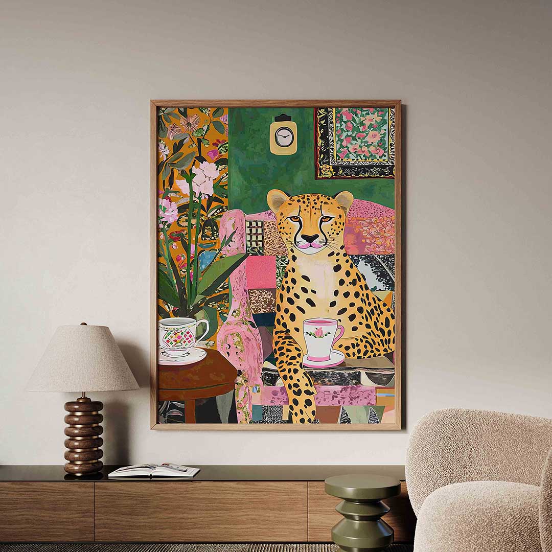 Luipaard met kopje – dieren poster in staand formaat