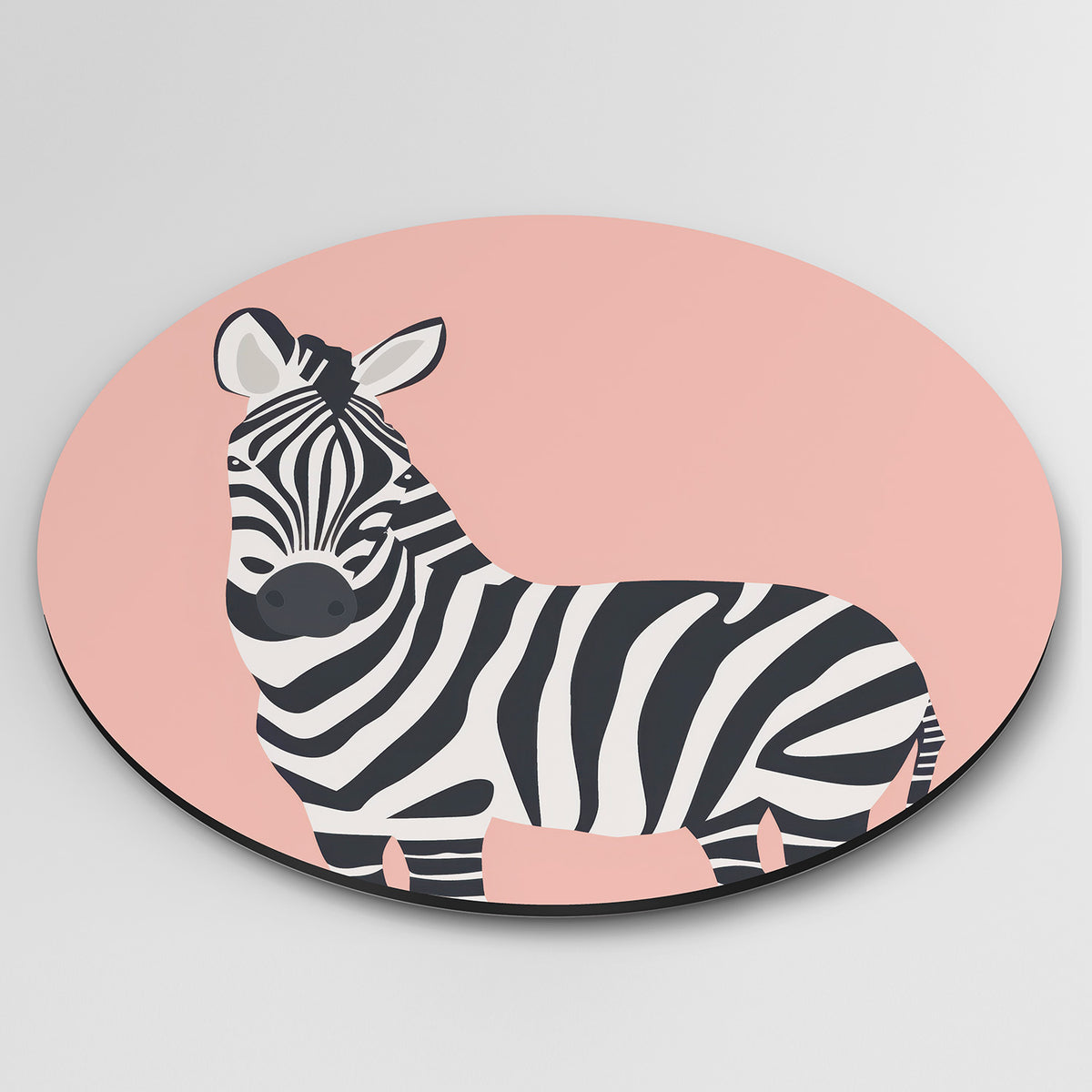 Zebra op roze Muurcirkel – detailweergave – Een zebra met zwarte en witte strepen staat op een roze achtergrond.