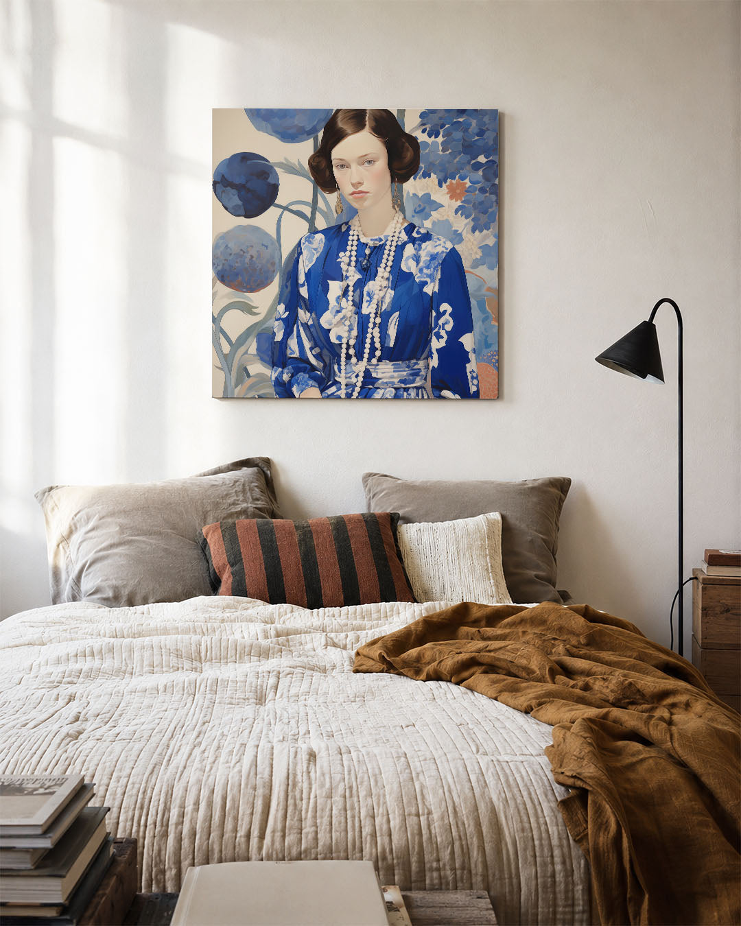 Vrouwelijk portret met bloemen kunstwerk – detailweergave – dit werk toont een vrouw in een blauwe jurk met witte patronen