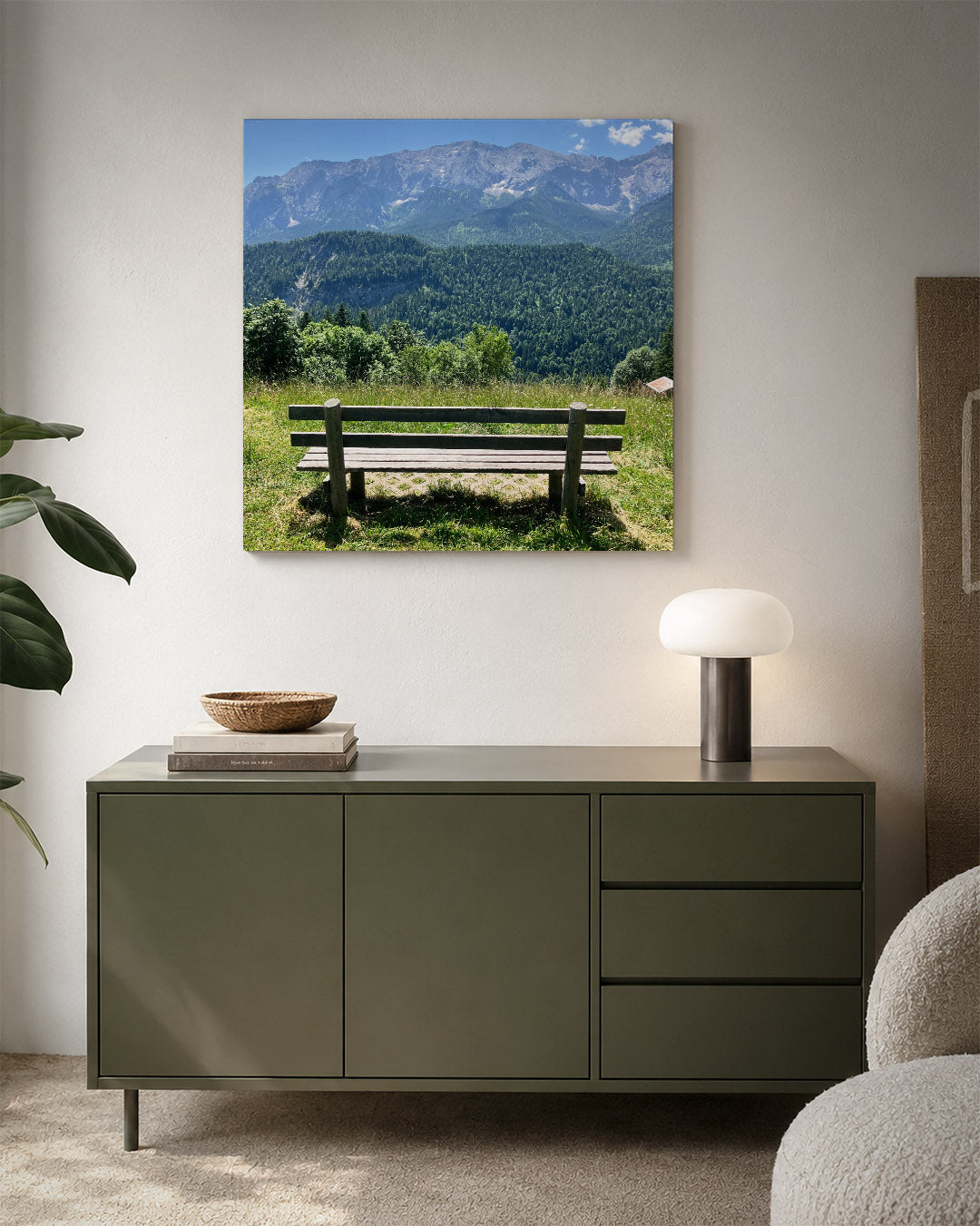 Berglandschap kunstwerk – detailweergave – een houten bankje staat voor een uitgestrekt berglandschap met groene bossen en