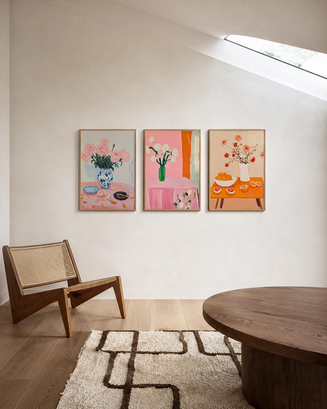 Bloemen en rook posterset – derde productweergave – een vaas met roze bloemen op een tafel met een roze kleed