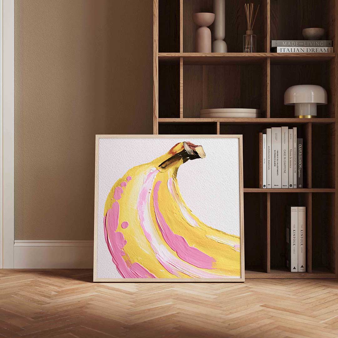 Banaan met roze accenten – vierkante wanddecoratie met kleur en vorm van WallArtistic