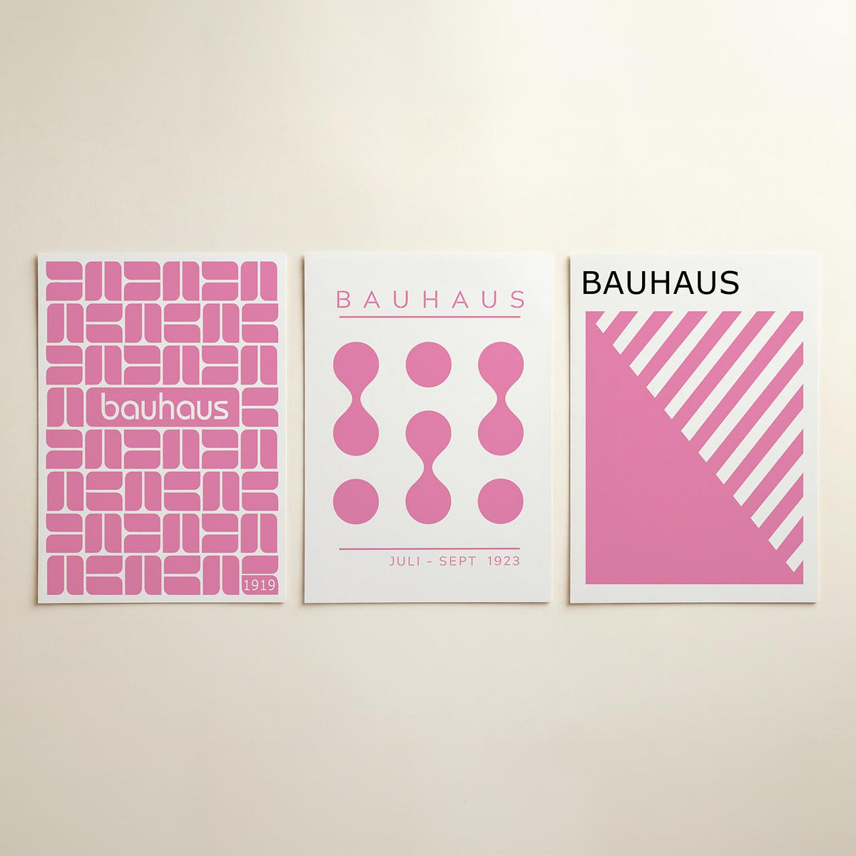 Ritme en kleur posterset – detailweergave – deze posterset in drie delen toont een speels patroon van roze vormen op een