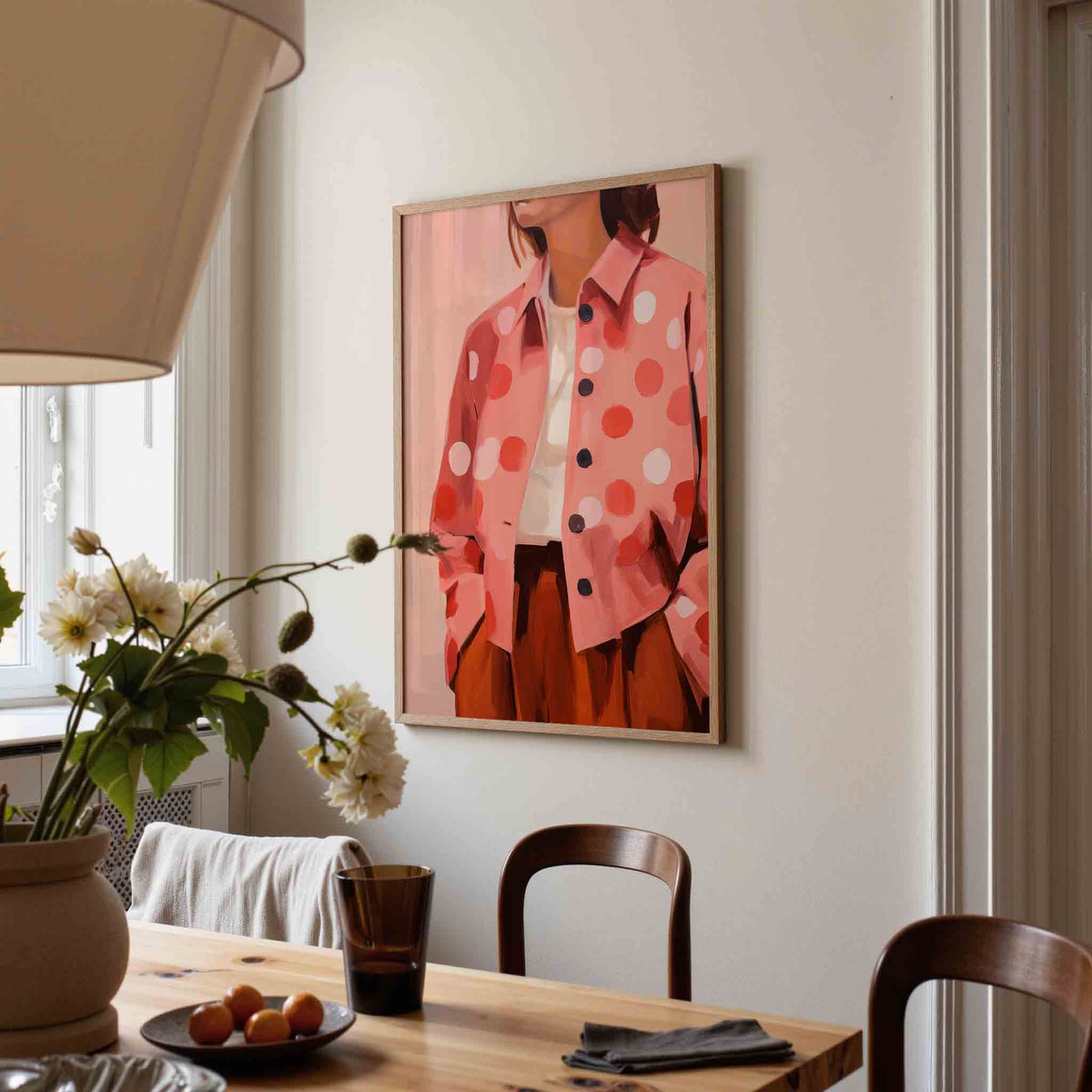 Vrouw in roze jas – kunst en design poster in portret formaat