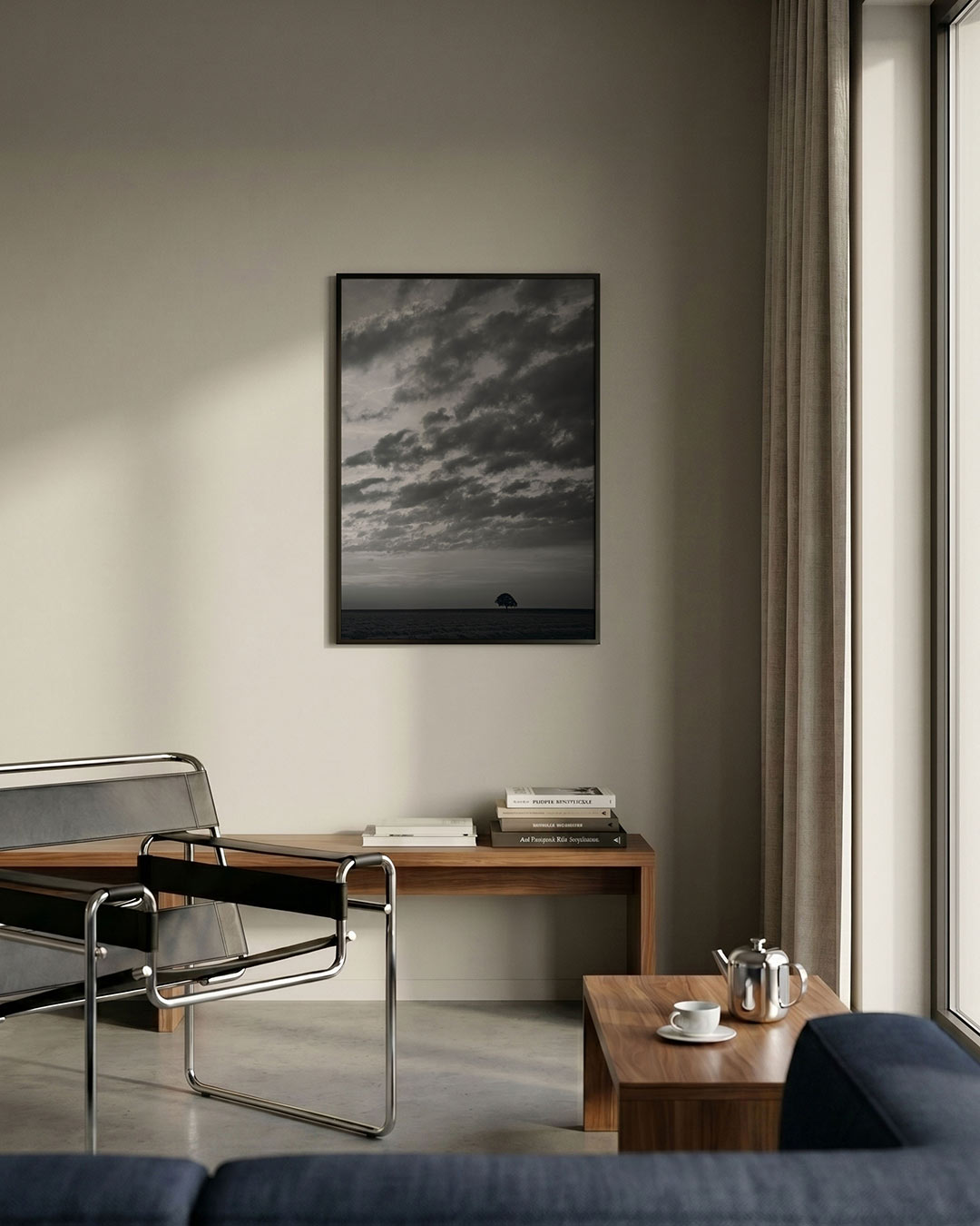 Eenzame boom landschap poster – detailweergave – deze poster toont een eenzame boom onder een dramatische lucht vol wolken.