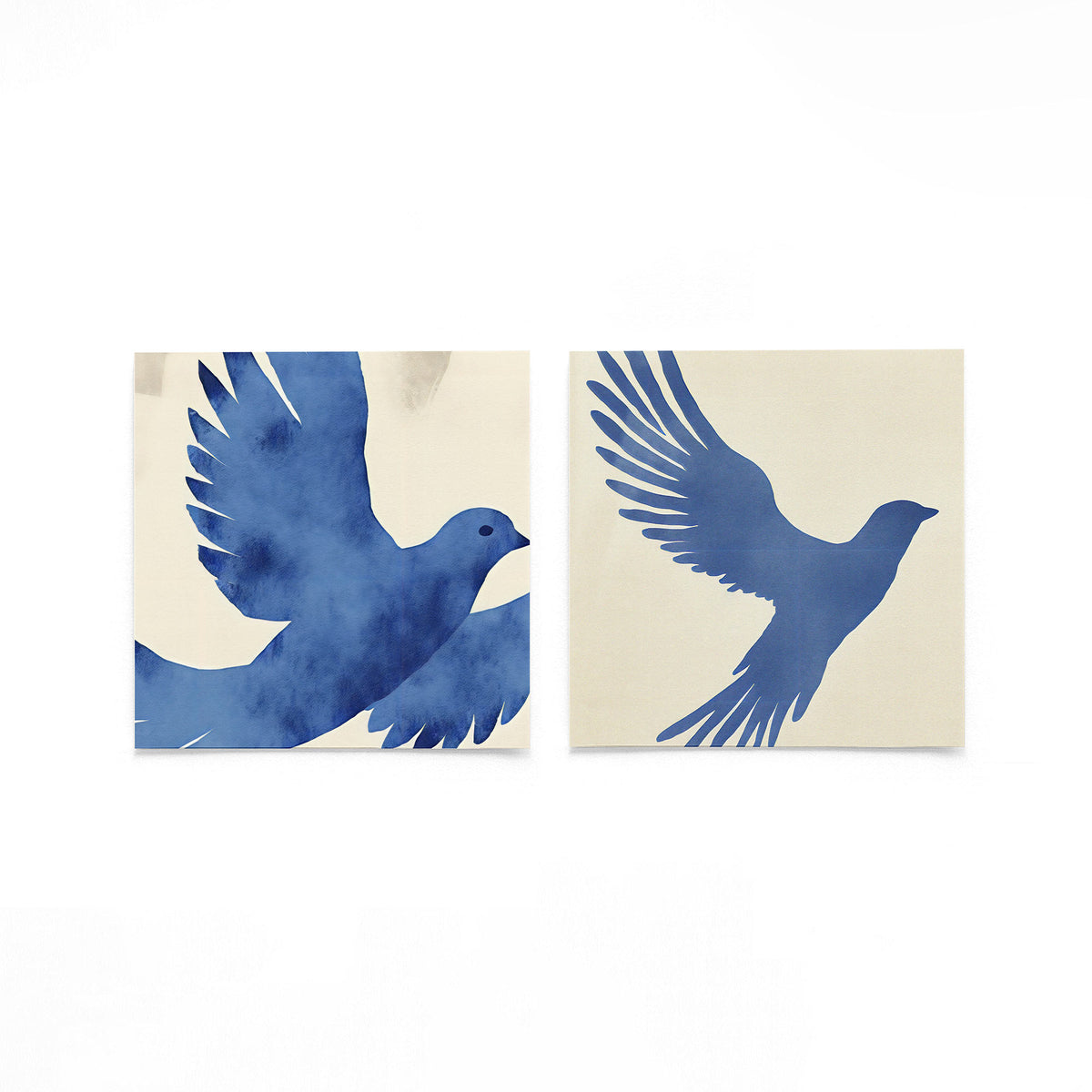 Twee vierkante posters met blauwe vogels op een gebroken witte achtergrond