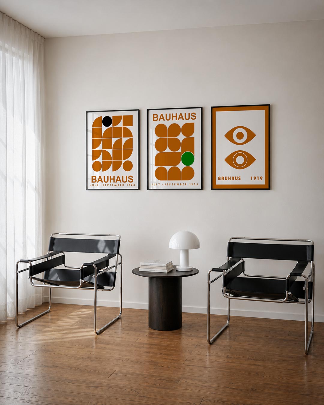 Vormenspel en kleur driedelige posterset – deze posterset in drie delen toont een dynamisch spel van oranje en zwarte vormen.