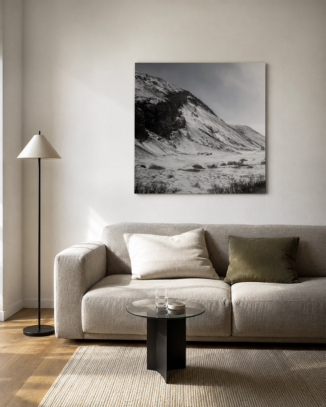 Berglandschap in de sneeuw kunstwerk – vierkante wanddecoratie – deze kunstwerk toont een besneeuwd berglandschap met donkere