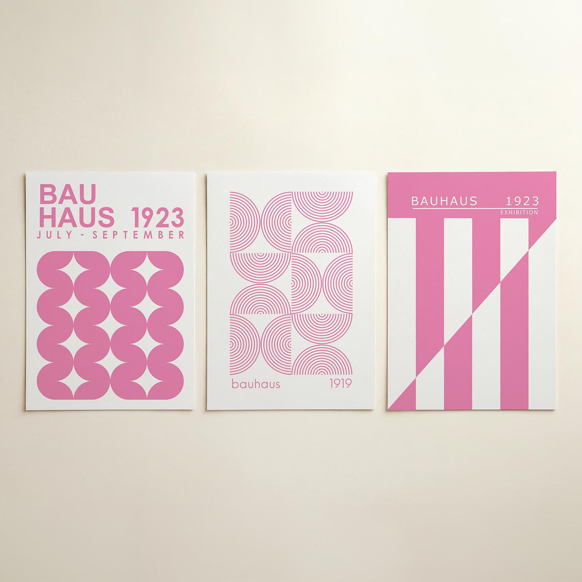 Vorm en kleur posterset – detailweergave – deze posterset in drie delen toont een ritmisch patroon van roze halve cirkels en