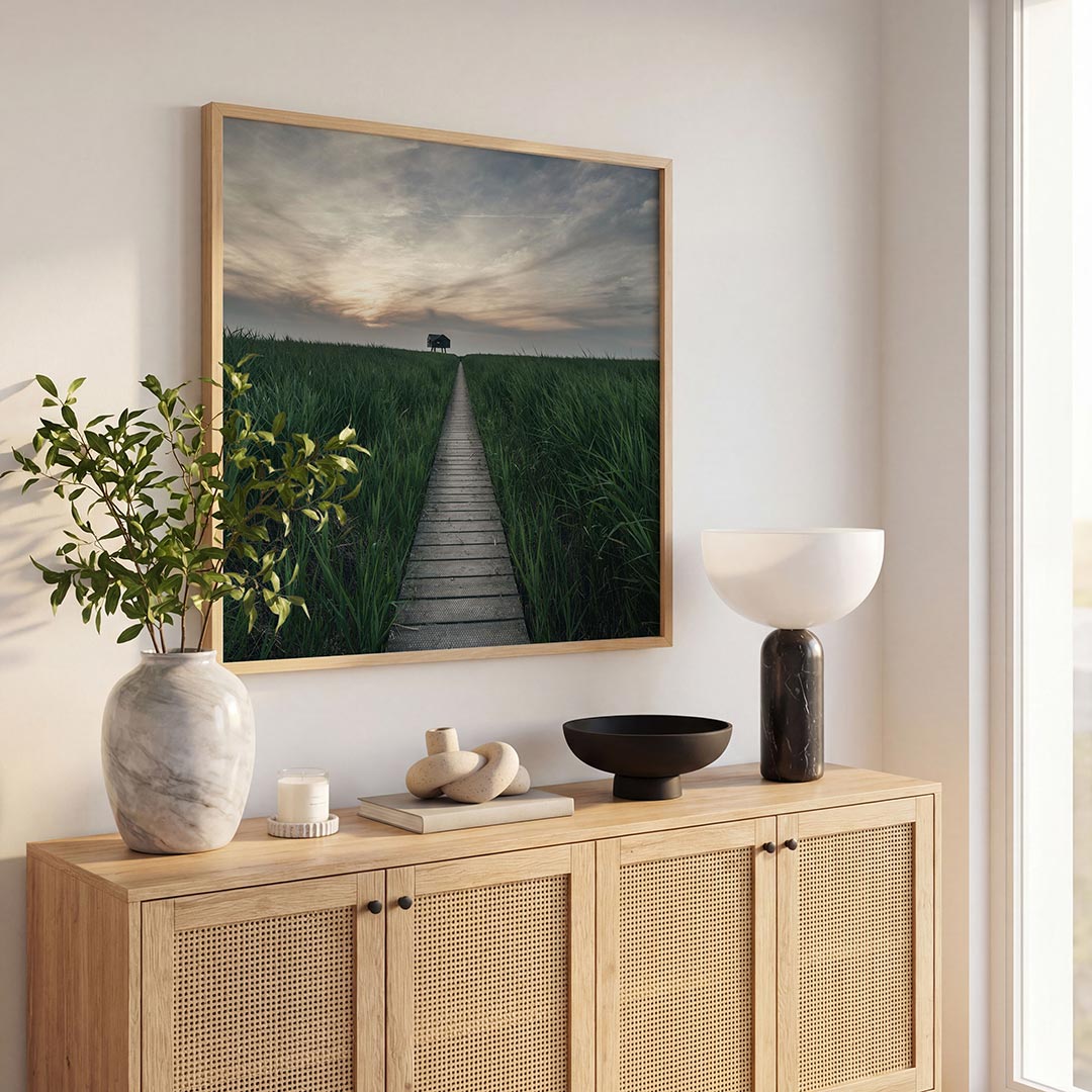 Rustige wandelpad poster – tweede productweergave – een houten pad leidt door weelderig groen gras naar een eenzame hut onder