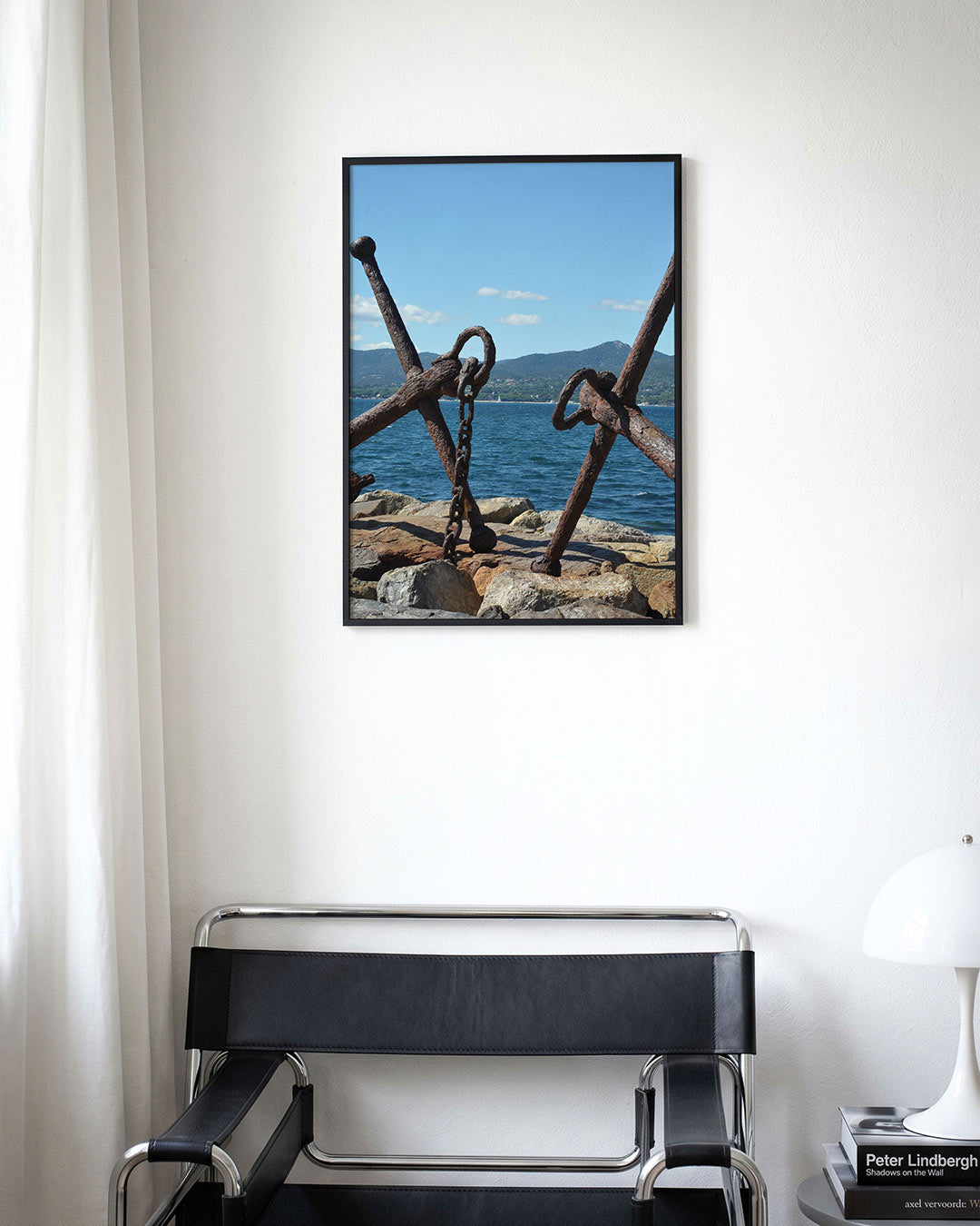 Ankers poster – derde productweergave – deze poster toont twee ankers op een rotsachtige kustlijn met een helderblauwe lucht