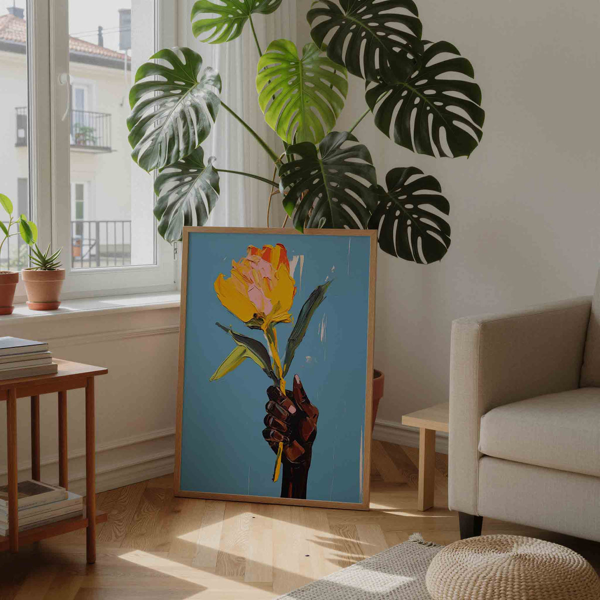 Hand met bloem – staande botanische wanddecoratie van WallArtistic