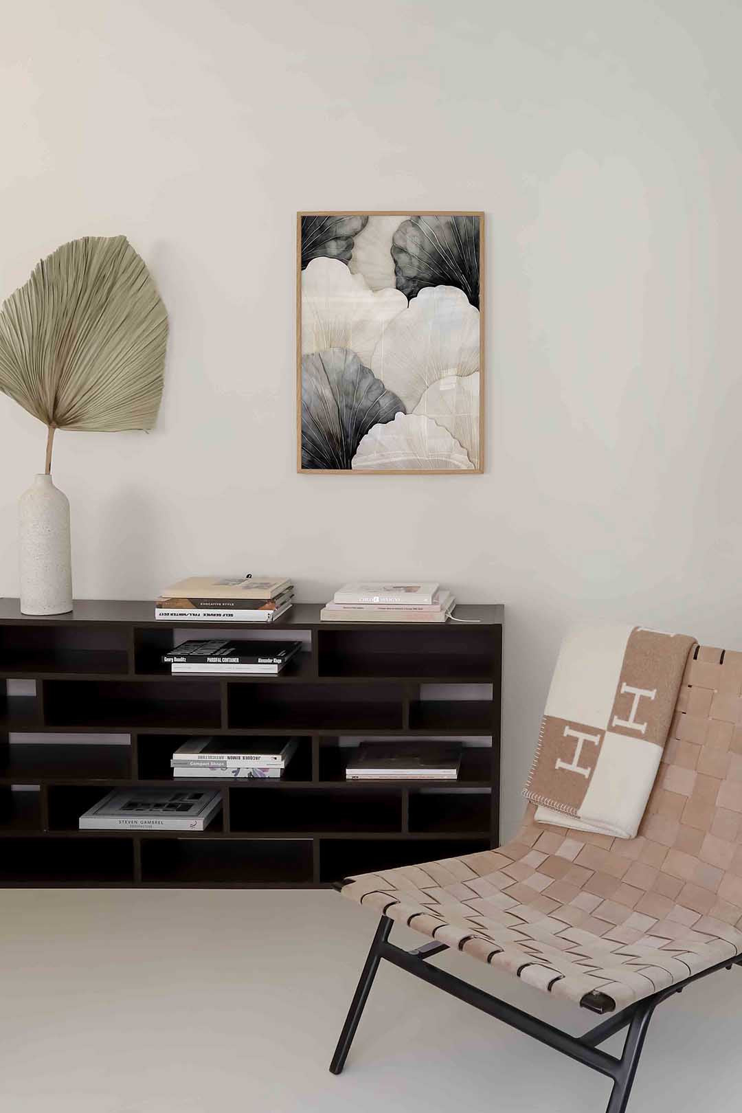 Bladvormen in zwart en wit – zachte abstracte poster in staand formaat