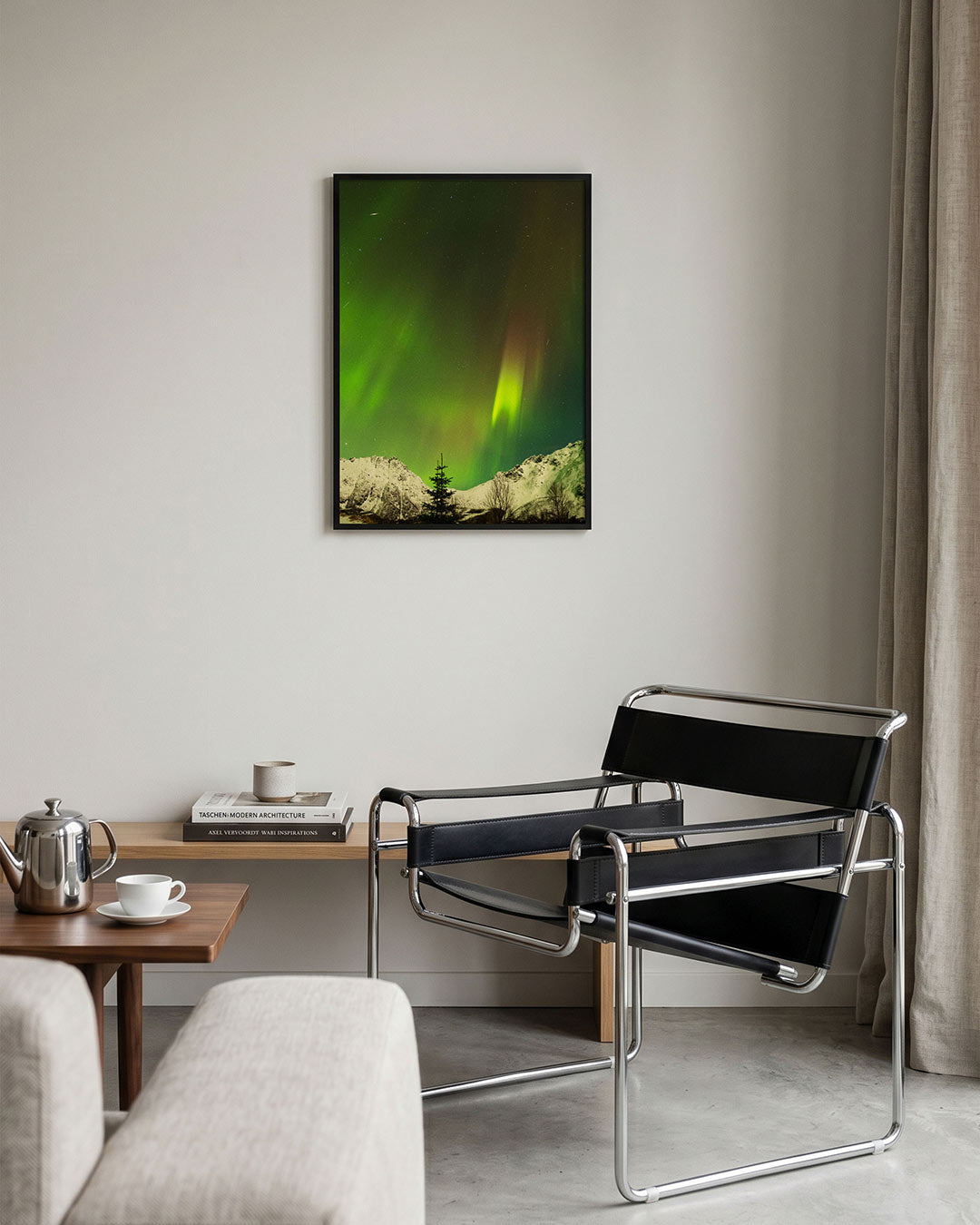 Noorderlicht landschap poster – tweede productweergave – deze poster toont een levendig noorderlicht boven een besneeuwd