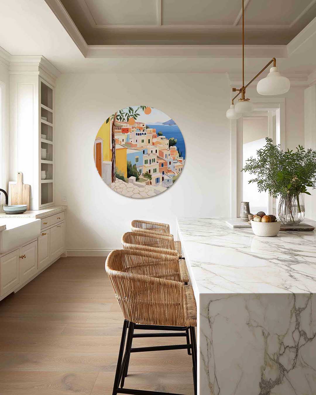 Mediterrane huizen en zee – abstracte muurcirkel als ronde wanddecoratie