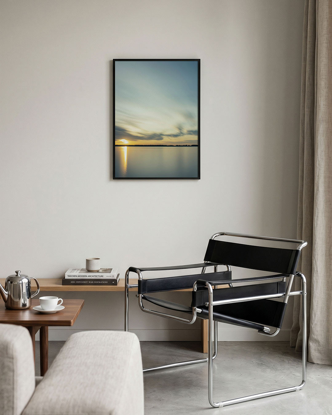 Rustige zonsondergang poster – tweede productweergave – deze poster toont een serene zonsondergang boven een kalm