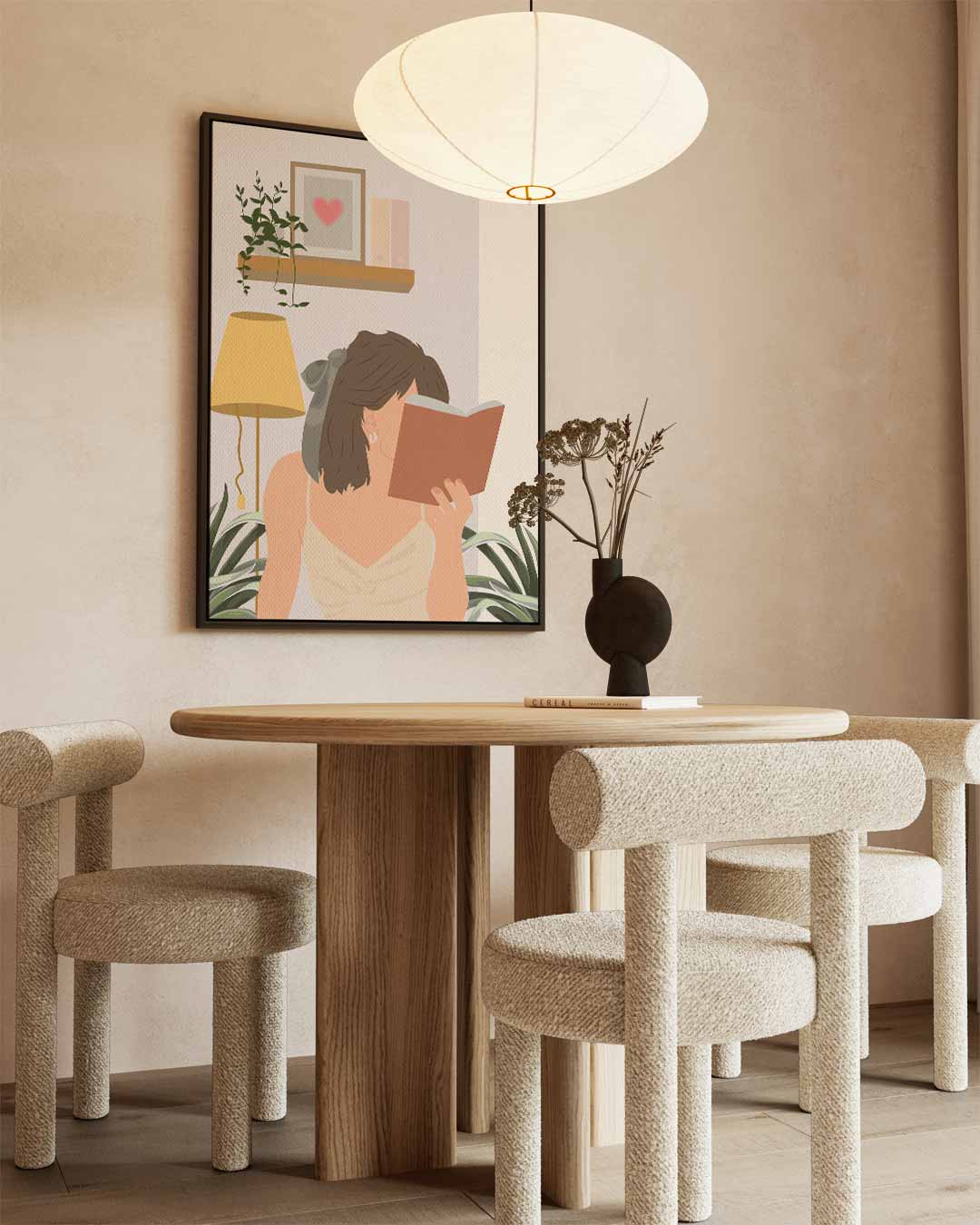 Lezende Vrouw in een Gezellige Kamer – dibond wanddecoratie in staand formaat