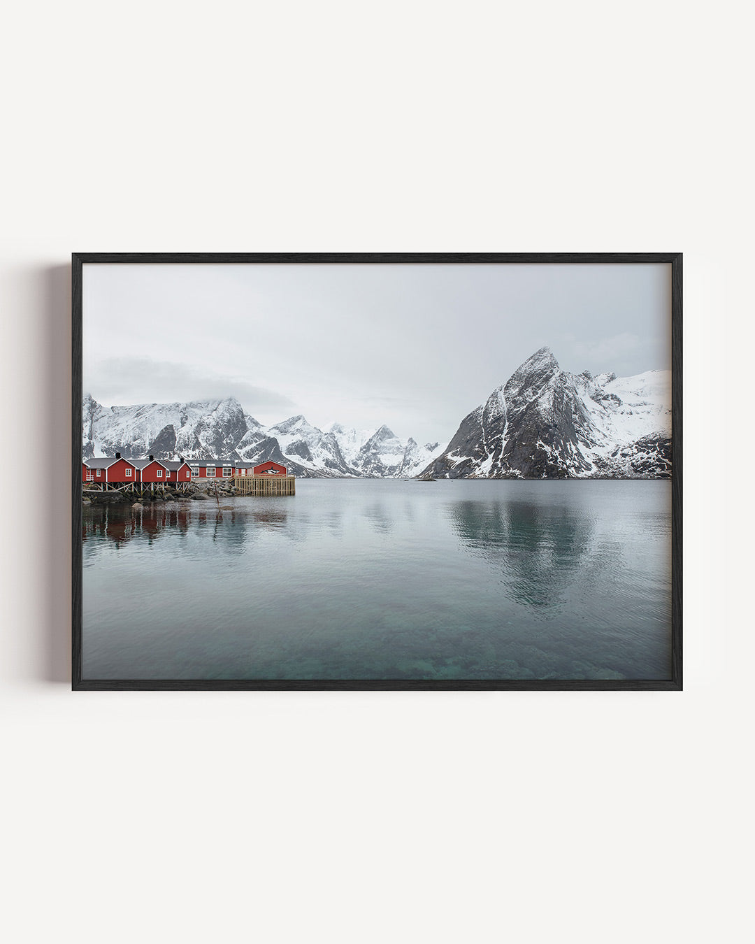 Bergen en rode huizen poster – liggende wanddecoratie – deze poster toont een scène met rode huizen aan het water, omringd