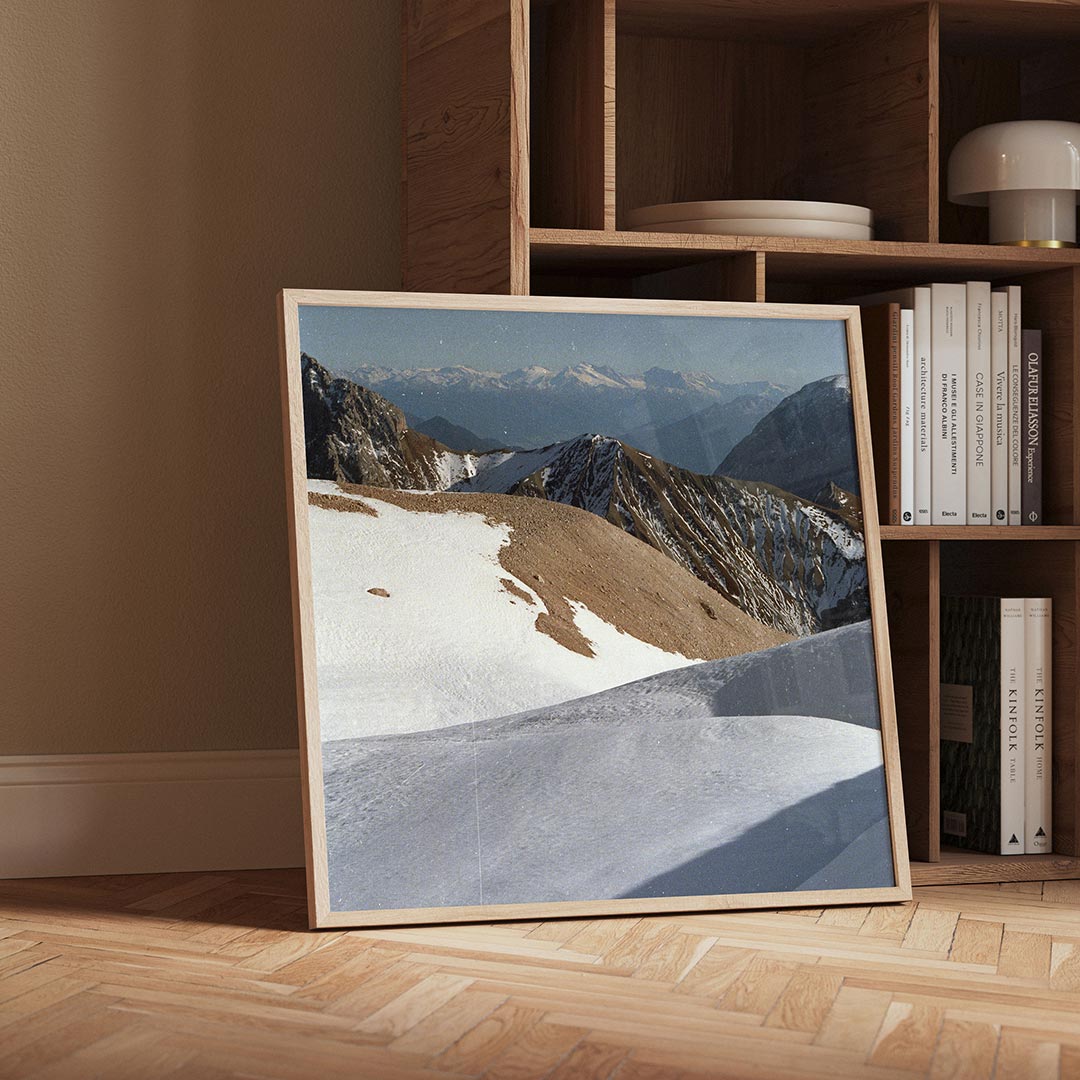 Berglandschap met sneeuw poster – detailweergave – deze poster toont een berglandschap met besneeuwde toppen en rotsachtige