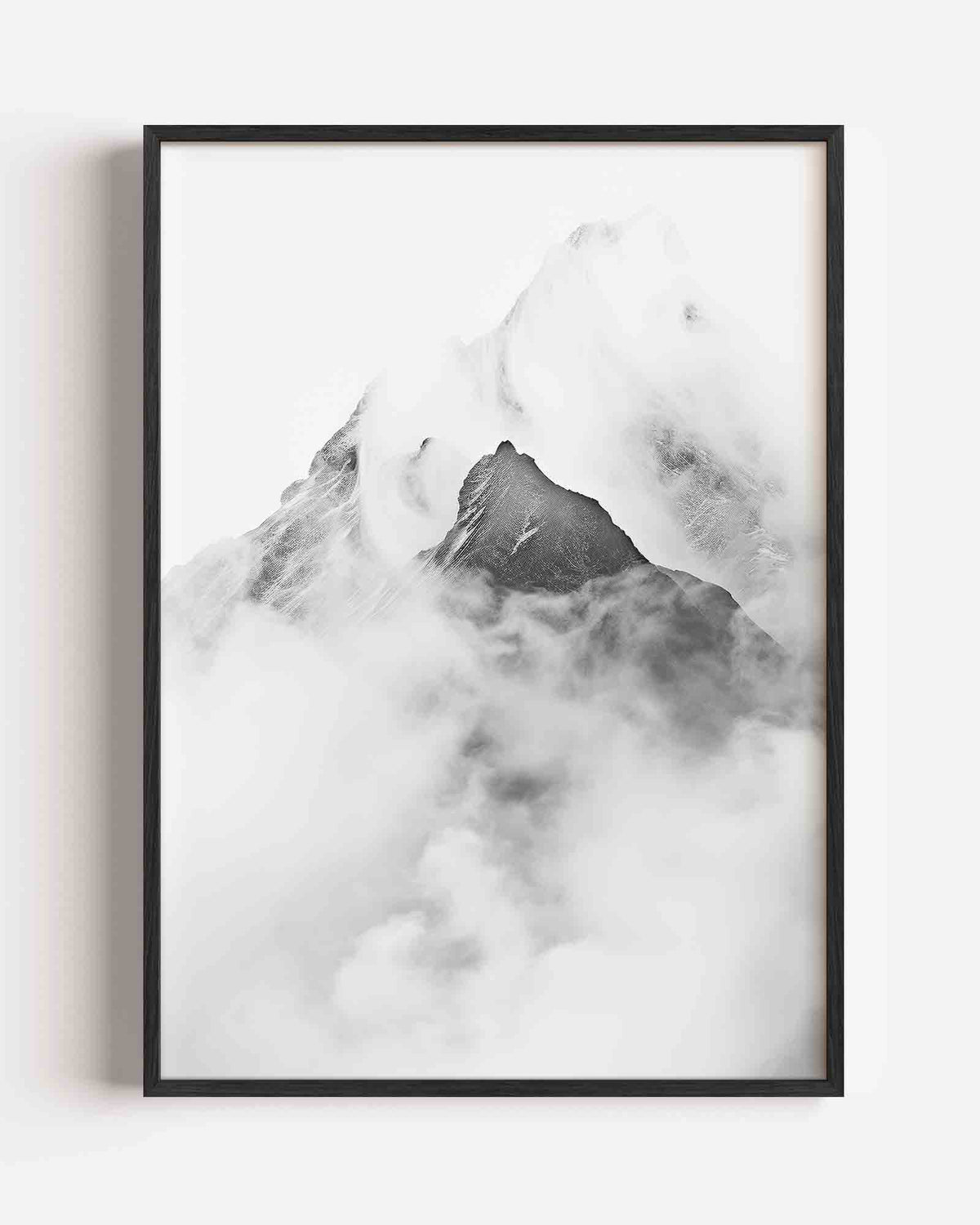 Bergtop in wolken – Kunst & Design poster als staande wanddecoratie