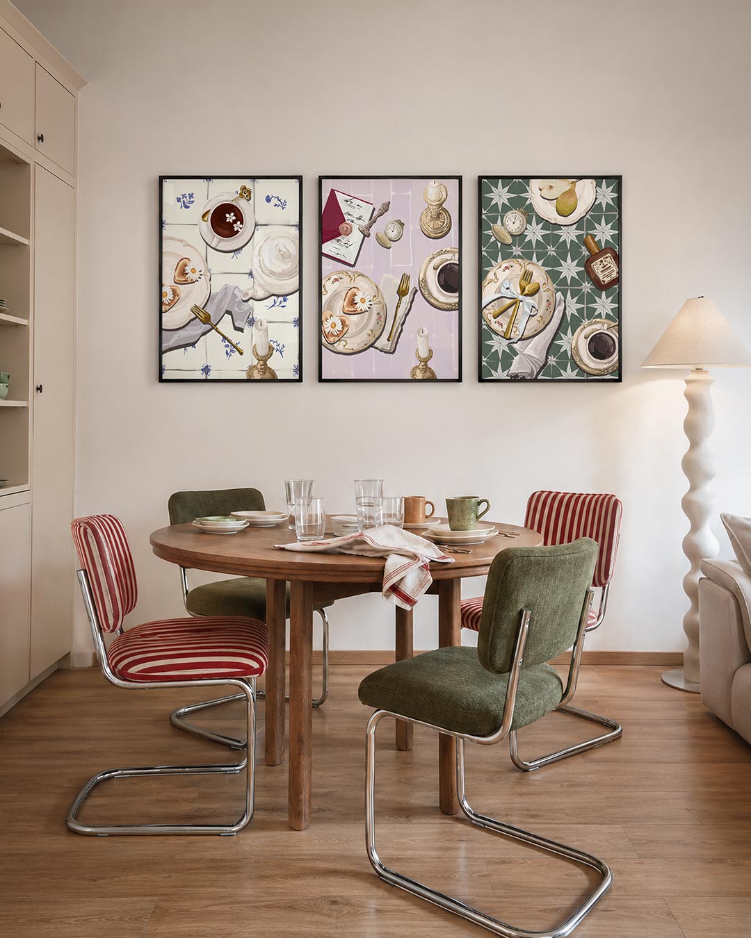 Thee en gebak driedelige posterset – een gezellige tafelsetting met een kopje thee, gebakjes met