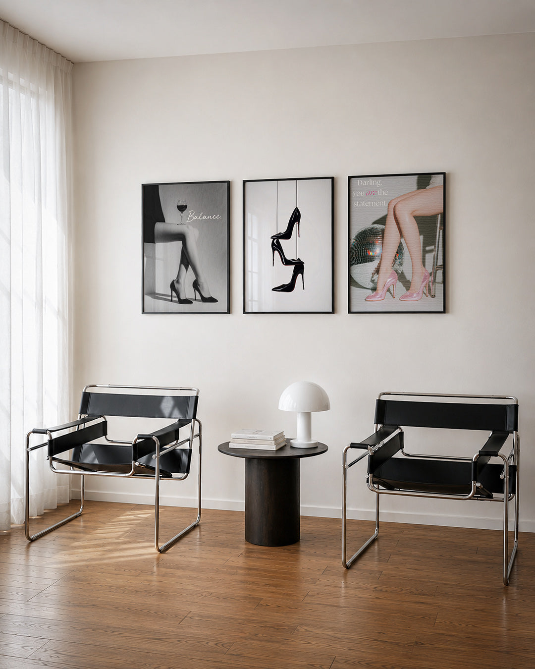 Elegante balans driedelige posterset – een glas wijn balanceert op gekruiste benen in hoge hakken