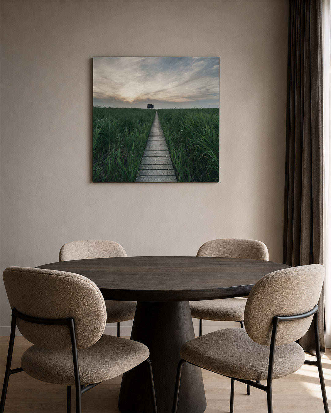Pad door grasland kunstwerk – tweede productweergave – een houten pad leidt door hoog gras naar een huisje aan de horizon